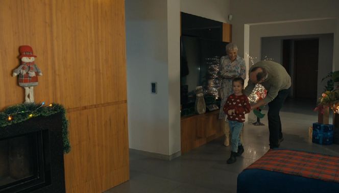 Barwy szczęścia, odcinek 3190. Krystyna (Hanna Bieluszko), Wioletka (Sara Kudaj), Marek (Marcin Perchuć) 