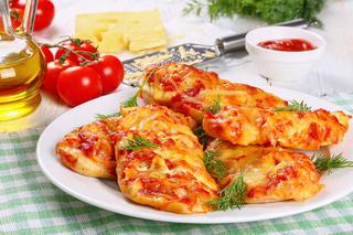 Przepyszne fileciki z piersi kurczaka zapiekane ze świeżymi pomidorami i serem