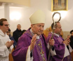 Bp Jan Zając podczas liturgii stacyjnej: Bóg nie rezygnuje z człowieka i posyła mu swe słowo