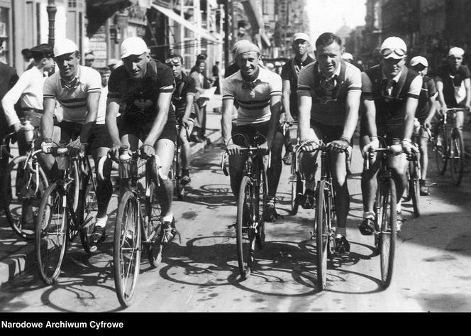 Kolarze na trasie wyścigu Łódź-Sieradz-Łódź w 1936 r. Bolesław Napierała 2. z lewej