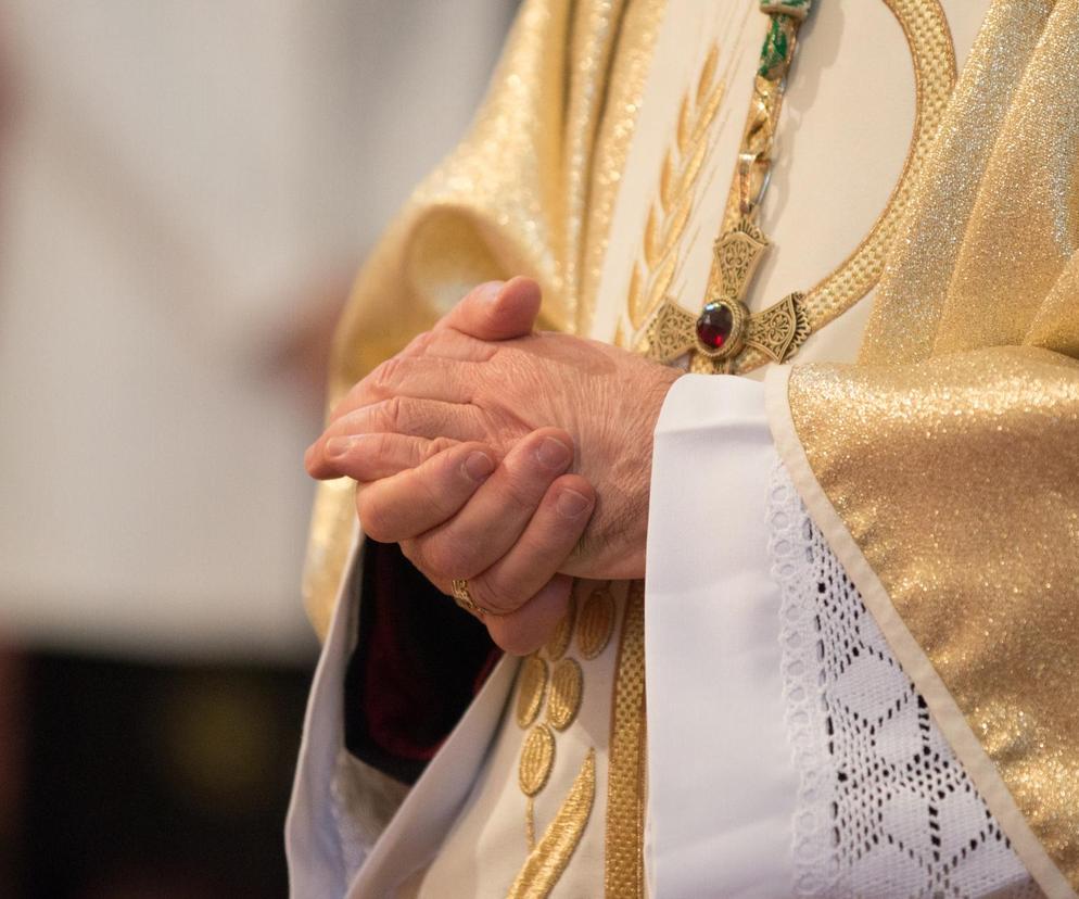 Proboszcz w trakcie pogrzebu zasnął. Był pijany. Podjęto ważną decyzję 