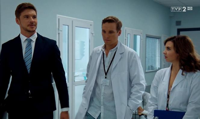 M jak miłość odc. 1482. Aneta (Ilona Janyst), Olek (Maurycy Popiel), Marcin (Mikołaj Roznerski)