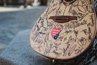 Wyjątkowa gitara akustyczna do wylicytowania na rzecz WOŚP