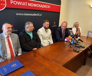 Podpisanie umowy na utworzenie w Krynicy-Zdroju klasy o profilu hokejowym