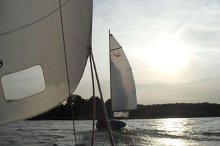 Żaglówki na Jeziorze Łoniewskim w Osiecznej 