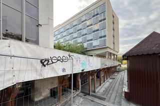 Taras między Hotelem Cracovia i Kinem Kijów. Czy nadaje się jeszcze do remontu?