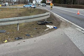 Kraksa kilku aut. 69-latek z dużą prędkością wyprzedzał sznur samochodów. Zdemolował bariery