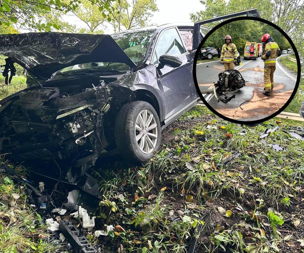 Silnik na środku drogi i dwa rozbite samochody. Cztery osoby ranne 