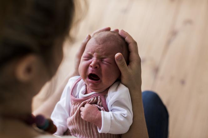 Przegrzanie niemowlaka: objawy, skutki, jak uniknąć przegrzania dziecka?