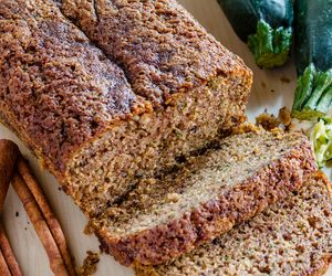 Ciasto z cukinii z cynamonem i orzechami: przepis na ciasto cukiniowe