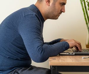 To, jak stoisz lub siedzisz, zdradza więcej niż myślisz. Sprawdź, czy nie rozwijasz wdowiego garbu