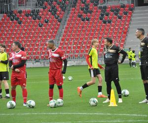 W Tychach grają gwiazdy światowego futbolu. Najpierw był pokazowy trening z młodzieżą