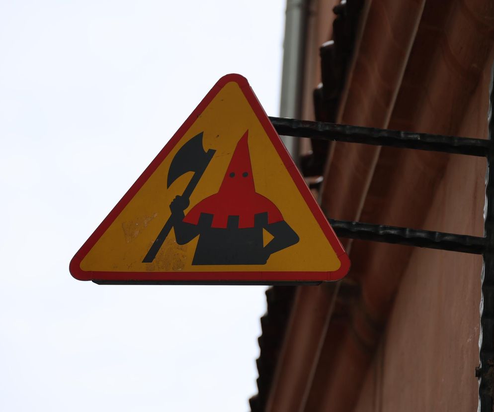 Znak kata ostrzega przed kamieniem nieszczęścia w Lublinie
