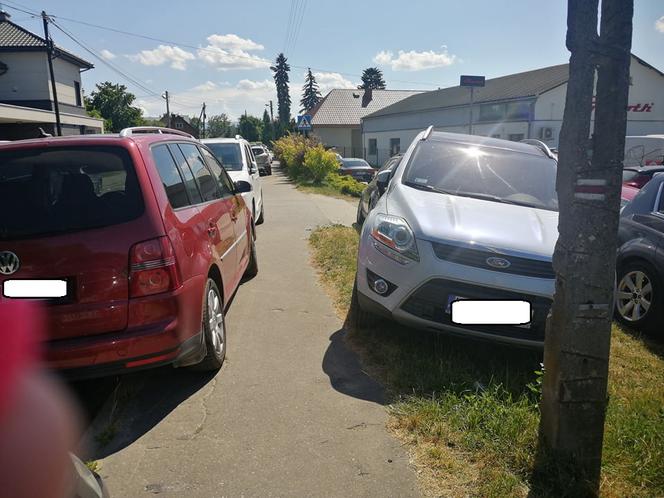 Zastawiony chodnik przy ul. Zdrojowej