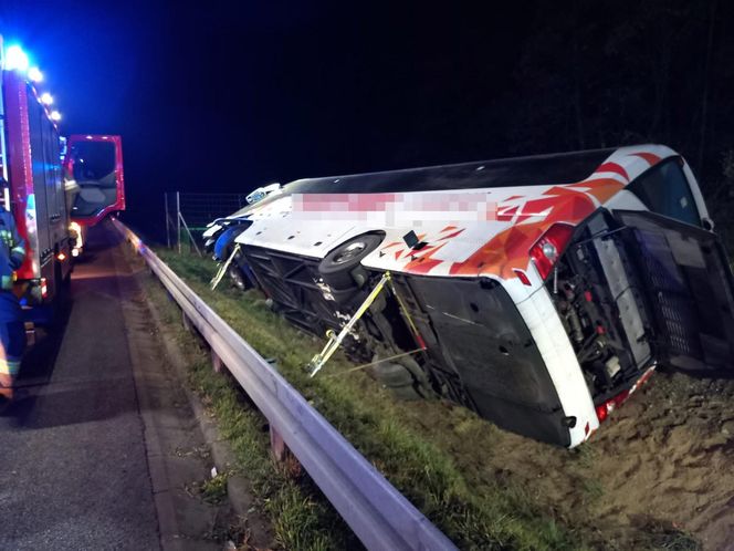 Nocny wypadek autobusu pod Łowiczem. Kilka osób w szpitalu. Pojazd wylądował w rowie [ZDJĘCIA].