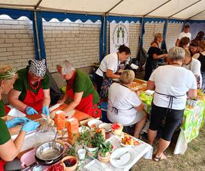 Mimo wyjątkowo upalnego dnia, panie z lokalnych KGW ulepiły w Pierogu setki przepysznych pierogów!