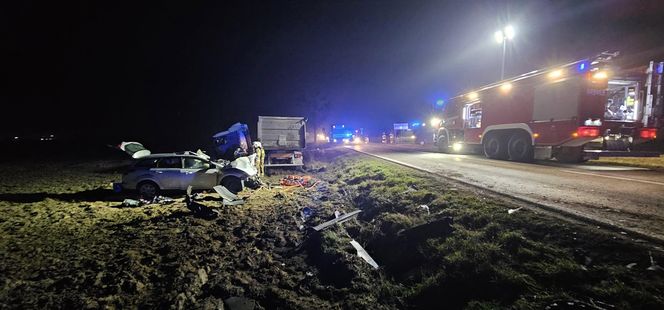Wypadek na "szesnastce". Matka z dzieckiem w fordzie i tragiczny finał