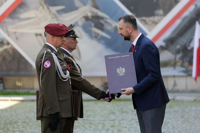 Szef MON wręczył odznaczenia żołnierzom