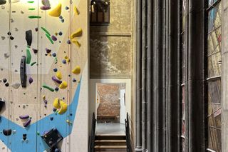 Ścianka wspinaczkowa w kościele św. Antoniego Padewskiego w Brukseli