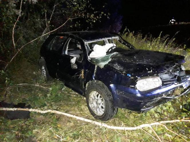 Podegrodzie. Golf dachował w przydrożnych zaroślach. Jedna osoba w szpitalu