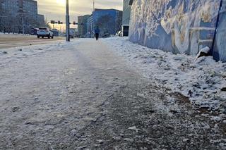 Lód na chodnikach i ulicach we Wrocławiu. Można połamać nogi!