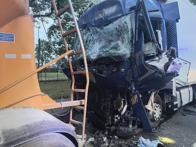 Trzy ciężarówki rozbite pod Płockiem. Kierowca zakleszczony