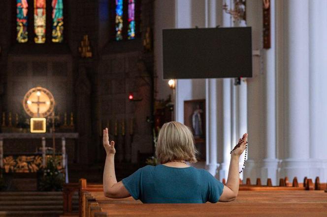 Kobieta modli się w kościele