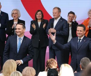 Tak Sikorski i Trzaskowski śpiewali hymn Polski. Jeden z nich zaliczył wpadkę