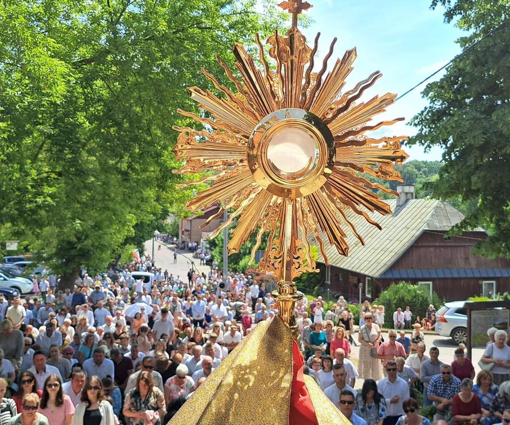 Wąwolnica - tłumy pątników w uroczystościach Maryjnych