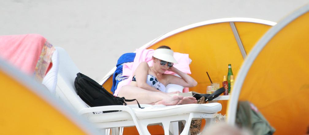 Agnieszka Dygant. Przykryła piersi chusteczką