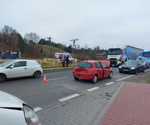 Poranny wypadek na drodze nr 42 w Kuczowie. Zderzyły się dwa auta osobowe i bus