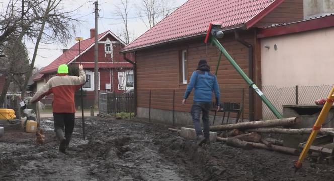 Rolnicy. Podlasie. Geodeci w gospodarstwie Gienka i Andrzeja