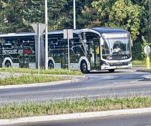 Przegubowy autobus na ulicach Nowego Sącza 