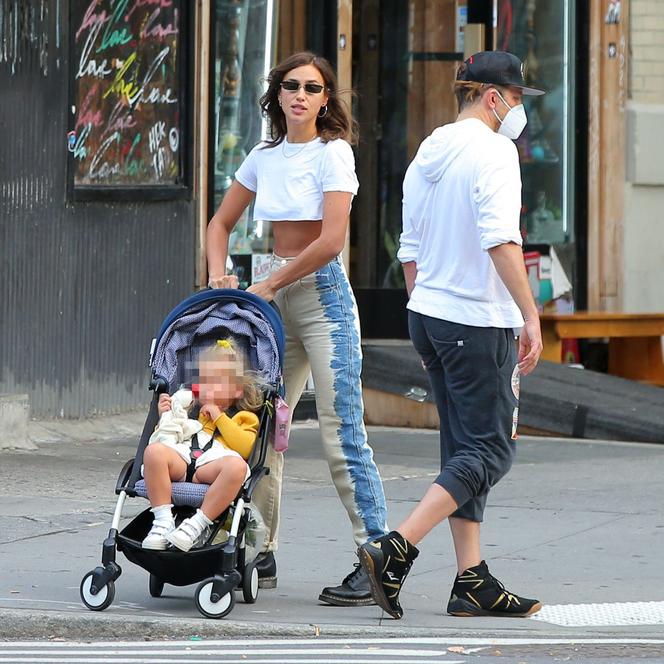 Irina Shayk i Bradley Cooper na spacerze z córką