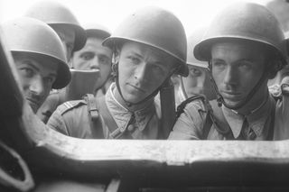 QUIZ PRL. Od Lenino do „fali”: Sprawdź, czy przetrwałbyś w wojsku PRL. Tylko dla orłów!