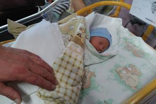 Rudzki szpital zaświecił na fioletowo. W piątek obchodziliśmy Światowy Dzień Wcześniaka [ZDJĘCIA]