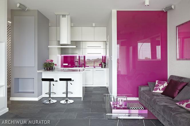 Zdjęcia kuchni: białe meble kuchenne i różowe szkło