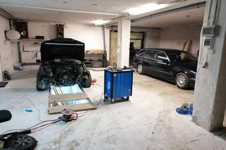 Ciała dwóch mężczyzn znalezione w przydomowym garażu. Na miejscu pracują służby