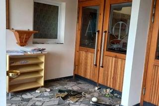 Uwięził księdza na plebani i porozbijał święte figury