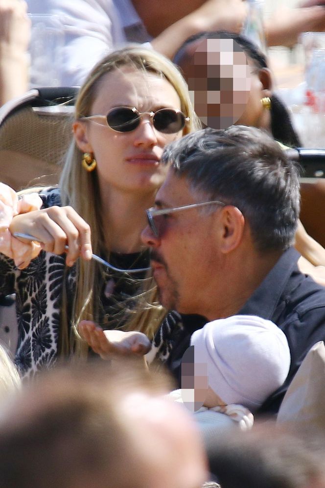 Krzysztof Ibisz je żonie z ręki