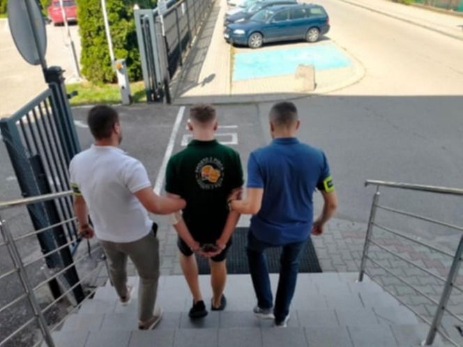 Zniszczone radiowozy po pościgu Wierzbna