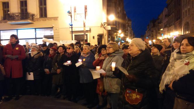 "Cały Toruń z nauczycielami" - łańcuch światła w Toruniu