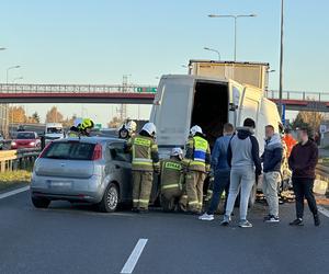  Siódemka sparaliżowana po potwornym zderzeniu. Pasażerowie są zakleszczeni 