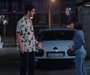 Świadoma tego, że Seda to zdolna do wszystkiego psycholka, Melodi zadzwoni do Zeynep po pomoc.