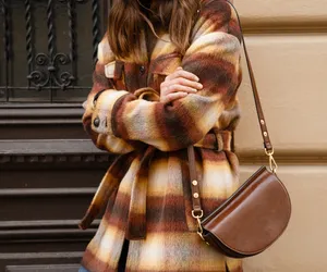 53-letnie stylistka pokazuje, jak nosić płaszcze na wiosnę. To stylowe propozycje, które dodadzą elegancji kobiecie w każdym wieku. Prawdziwa dama tak wygląda 