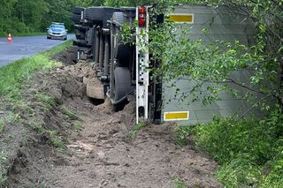 Manewr zakończony w rowie. Przewrócona ciężarówka w Siedlcu niedaleko Gostynia [ZDJĘCIA]