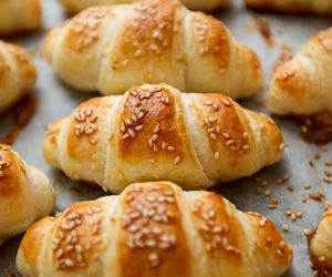 Ekspresowe rogaliki o smaku pizzy. Wytrawna przekąska na każdą okazję