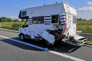 Duże utrudnienia na A4 po zderzeniu osobówki z kamperem w Wokowicach