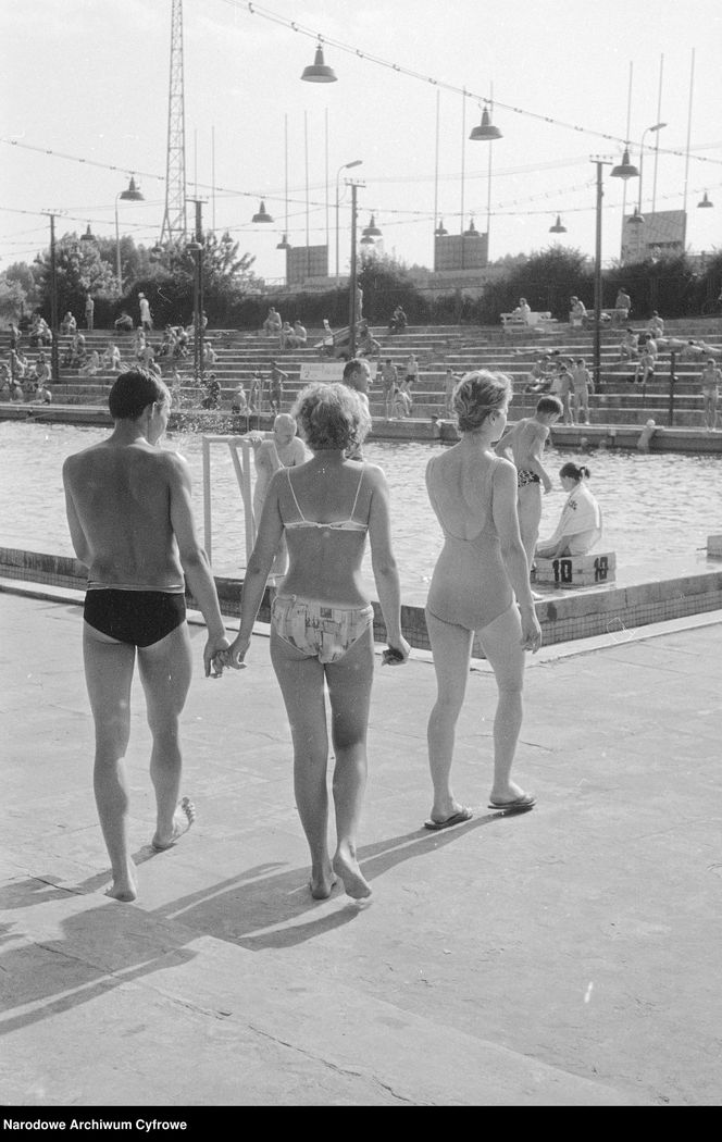 QUIZ PRL. Seksbomby znad Bałtyku. W czym opalały się nasze matki i babki? 15 pytań o plażowanie w stylu PRL
