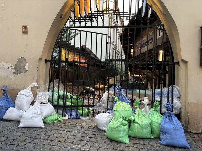 Wrocław szykuje się na powódź. W centrum wszędzie leżą worki z piaskiem